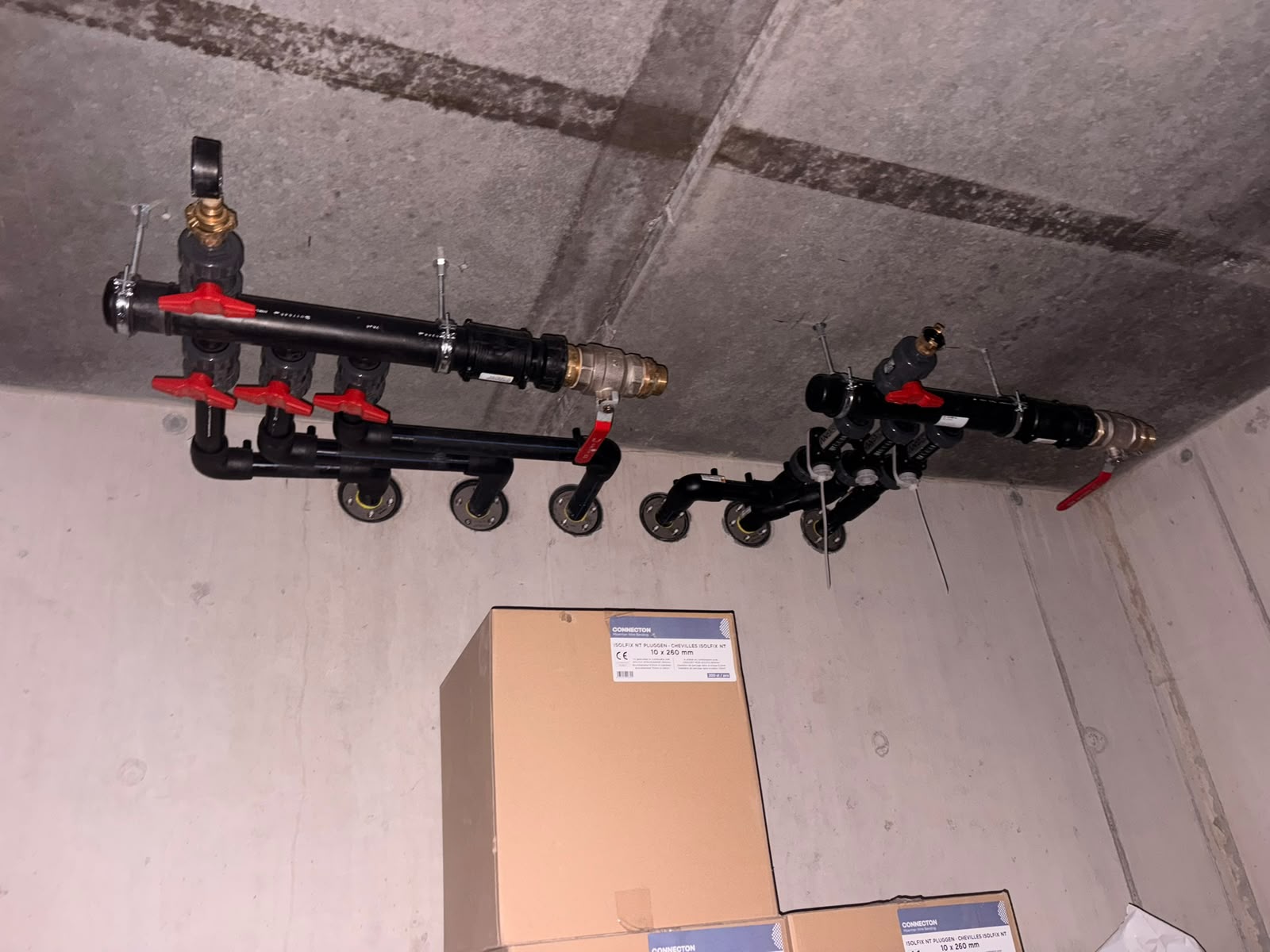 Twee vloerverwarmingsverdelers tijdens de renovatie in Damme